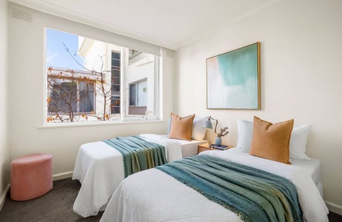 St. Kilda East Apartment | Bright 2BR Apartment Beside Green Meadows Park