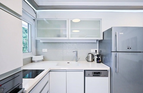Tel Aviv Apartment | Bright 2BR Apartment with Balcony in Dizengoff by HolyGuest