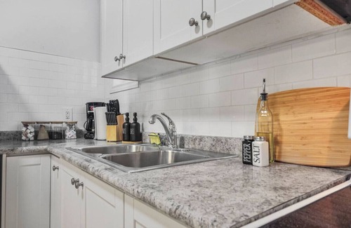 Durham Region Apartment | Bright 2BR Apt Near Downtown & Beach | Free Parking