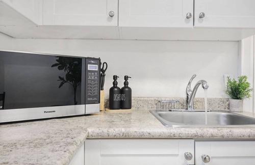 Durham Region Apartment | Bright 2BR Apt Near Downtown & Beach | Free Parking