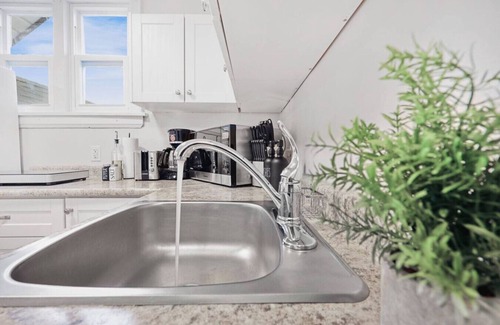 Durham Region Apartment | Bright 2BR Apt Near Downtown & Beach | Free Parking