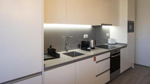 Lordelo do Ouro e Massarelos Apartment | Bright 2BR Flat near Praça da Galiza by LovelyStay