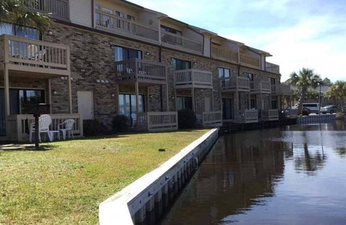 Surfside Beach Apartment | Bright 2BR Getaway | Quick Drive to the Beach