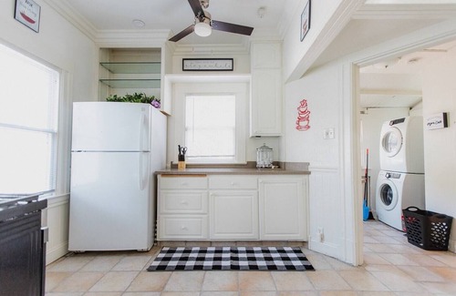 Southeastern Sacramento House | Bright 2BR in Curtis Park by Med Center - Laundry!