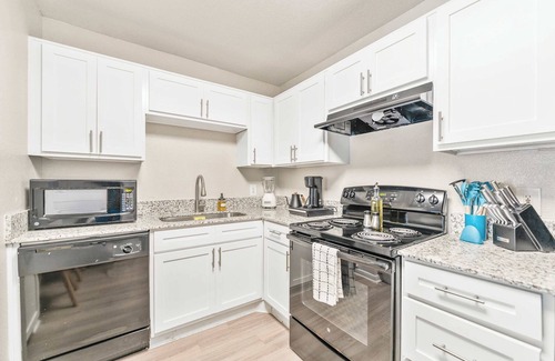 Pleasant Valley Apartment | Bright 2BR King Suite w Gym& close to Downtown