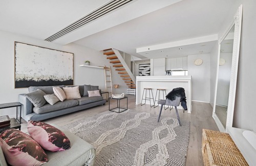 Darlinghurst Apartment | Bright 2BR Pad with Scenic City-View, Gym & Pool