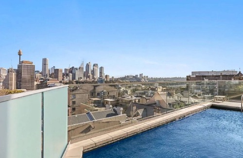 Darlinghurst Apartment | Bright 2BR Pad with Scenic City-View, Gym & Pool