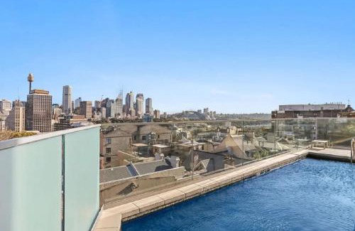 Darlinghurst Apartment | Bright 2BR Pad with Scenic City-View, Gym & Pool
