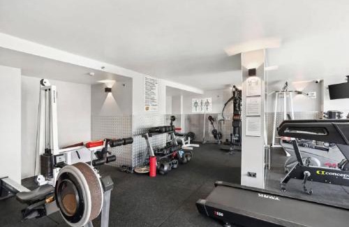 Darlinghurst Apartment | Bright 2BR Pad with Scenic City-View, Gym & Pool