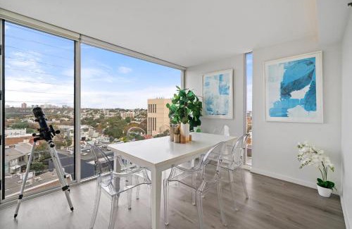 Darlinghurst Apartment | Bright 2BR Pad with Scenic City-View, Gym & Pool