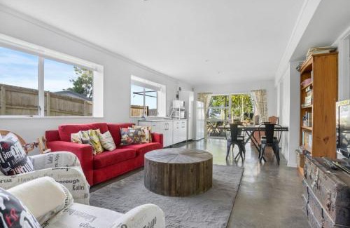 Saint Johns House | Bright 3-Bedroom Unit with Parking and Kitchenette