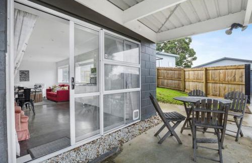 Saint Johns House | Bright 3-Bedroom Unit with Parking and Kitchenette