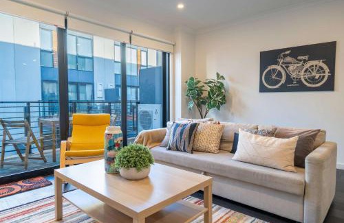 Port Melbourne House | Bright 3 level townhouse