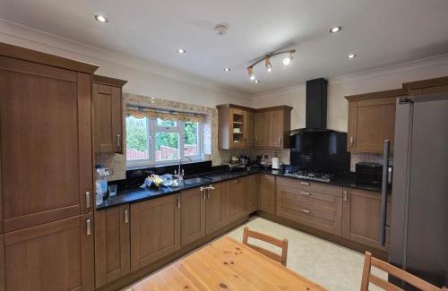 Barkingside Apartment | Bright 3BD Family Home with Garden Barkingside