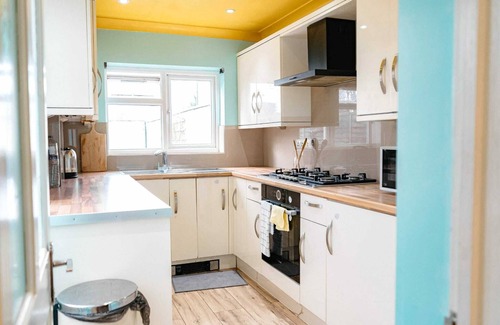Selhurst House | Bright 3BD House Near East Croydon Station