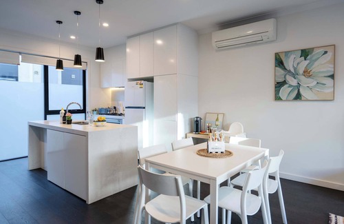 Port Melbourne House | Bright 3BR 3 Level Townhouse Port Melbourne