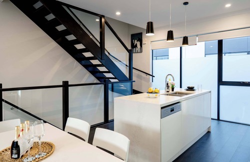 Port Melbourne House | Bright 3BR 3 Level Townhouse Port Melbourne