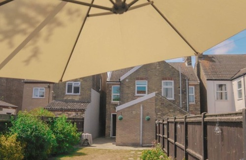 Pakefield House | Bright 3BR Beachside Haven Steps from the Shore