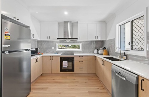 Herston House | Bright 3BR Home| 2 Baths |Close to CBD & Hospitals