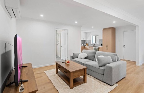 Herston House | Bright 3BR Home| 2 Baths |Close to CBD & Hospitals
