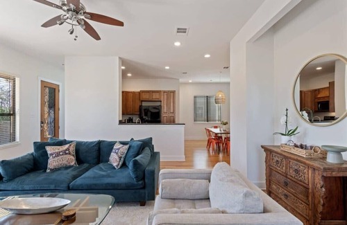 Central East Austin House | Bright 3BR Home | East ATX | Cowboy Pool | Near UT