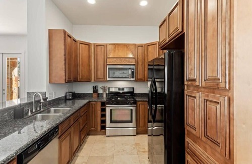 Central East Austin House | Bright 3BR Home | East ATX | Cowboy Pool | Near UT