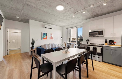 River North Hotel | Bright 3BR Stylish Apartment Near North Ave Shops