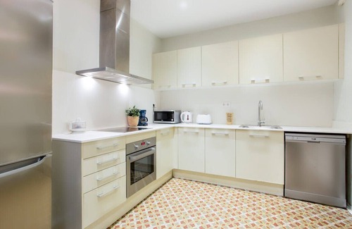 El Raval Apartment | Bright 4 bedroom apartment w/balcony, Las Ramblas