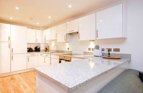 Shoreditch Apartment | Bright 4 bedroom duplex sleeps 8, w/patio off Columbia Road in Shoreditch!
