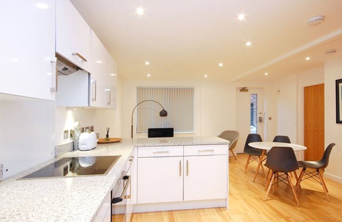 Shoreditch Apartment | Bright 4 bedroom duplex sleeps 8, w/patio off Columbia Road in Shoreditch!