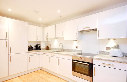 Shoreditch Apartment | Bright 4 bedroom duplex sleeps 8, w/patio off Columbia Road in Shoreditch!