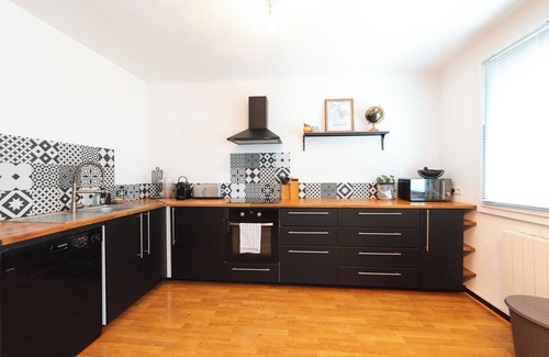 Le Camas Apartment | Bright 4-person apartment close to town center