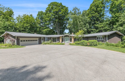 Bear Lake House | 🐻 Bright 4BDR Home by Lake MI, Arcadia Bluffs, Portage Lake & More