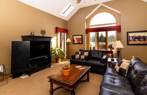 The Galena Territory House | BRIGHT 4BR/4BA W/2 MASTER SUITES, SCREENED PORCH, DECK, FIRE PIT AND 6 TVs!