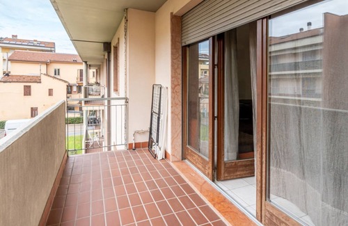 Borgo Roma Apartment | Bright 60 sqm apartment, ideal for 4 people, located on the second floor of a building with a lift (not suitable for disabled people).The accommodation is located 3 minutes on foot from the Santa Teresa park, just 3.2km from the Verona Arena and 850 mete
