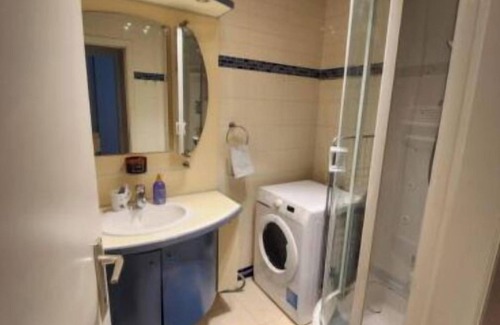 Ganshoren Apartment | Bright apartment with private terrace right next to the Basilix