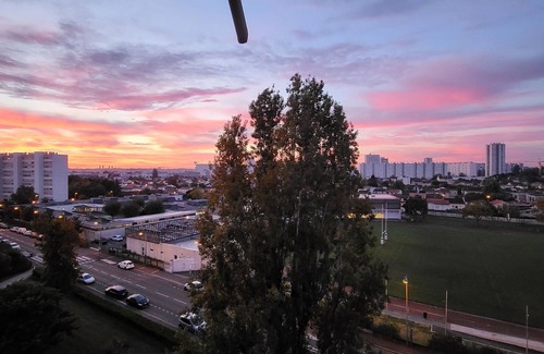 Le Bouscat Apartment | Bright, air-conditioned T4 apartment with tennis court and private, unoverlooked parking.