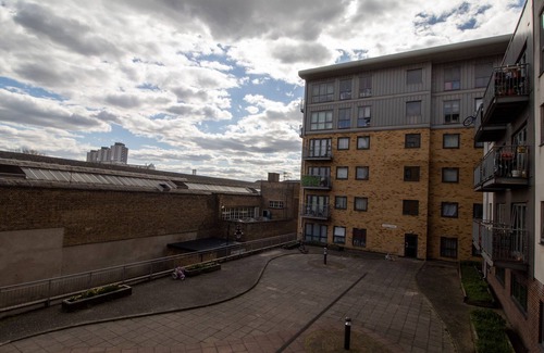 Bow Apartment | Bright Airy 1 bed Apartment. 5 mins from Stratford