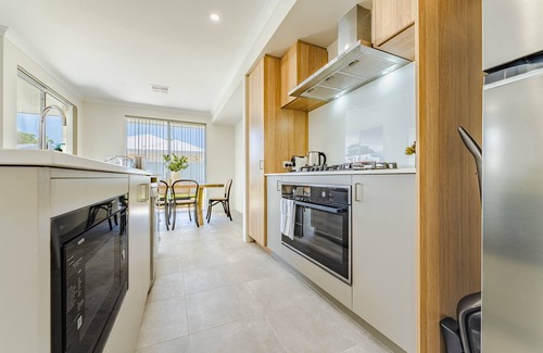 Rockingham House | Bright & Airy 3-Bed House Near Rockingham Beach