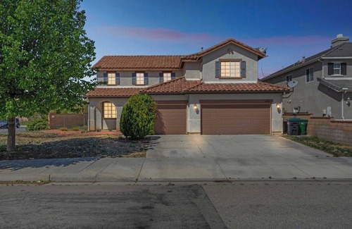 Lancaster House | Bright & Airy 4BR in Lancaster, Open Concept & Remodeled w Large Backyard#41390