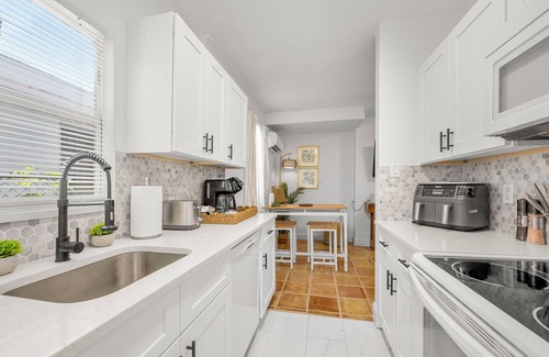 Flamingo Parks Apartment | Bright & Airy Apartment on Flamingo Dr