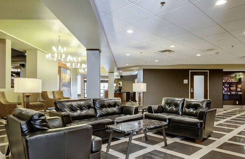 Earth City House | Bright & Airy Modern Bedroom! Pool & Gym Access