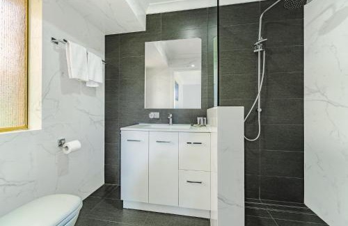 Waikiki House | Bright Airy Retreat with Garden