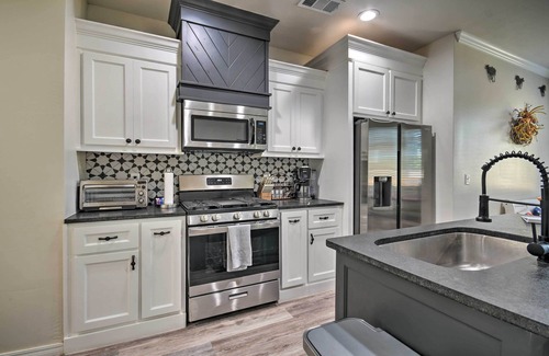 Amarillo House | Bright Amarillo Townhome Near Parks & Town!