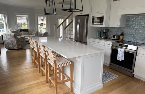 New London House | Bright and airy 4+ bedroom house, steps away from the beach!