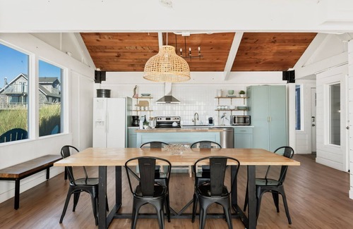 Oregon Coast House | Bright and Airy Beachfront Bungalow w/hot tub overlooking Haystack rock!