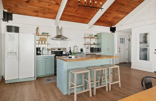 Oregon Coast House | Bright and Airy Beachfront Bungalow w/hot tub overlooking Haystack rock!