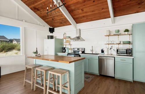 Oregon Coast House | Bright and Airy Beachfront Bungalow w/hot tub overlooking Haystack rock!