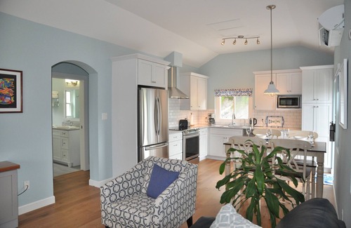 Warwick Cottage | Bright and Airy Bermuda Cottage