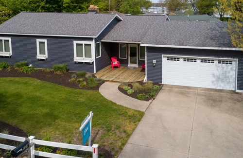 Holland Cottage | Bright and Airy Cottage walking distance to Holland State Park
